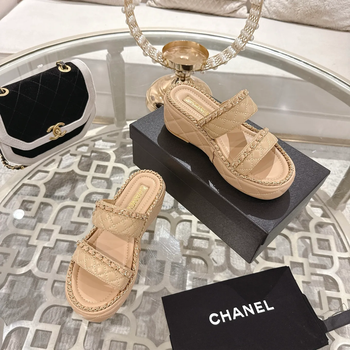 💕💕Factory direct selling price p600💕💕 𝐂𝐇𝐀𝐍𝐄𝐋 | Xiaoxiang 25𝐬𝐬 🦋2025 Spring and Summer New Products Counter Classic Xiaoxiang Double C Diamond Chain Slippers Series New〰 🍬 A must-have in the BS fashion circle The matching will interpret the meticulous, minimalist and classic elements that will never fade away. 💋 Showing a unique dressing style that is too beautiful to say. A must-have for summer... Upper: original high-customized lambskin. Lining: imported mixed sheepskin lining. Outsole: original molded non-slip outsole. Shoe size: 35-39 (34.40.41.42 customization is not returnable).